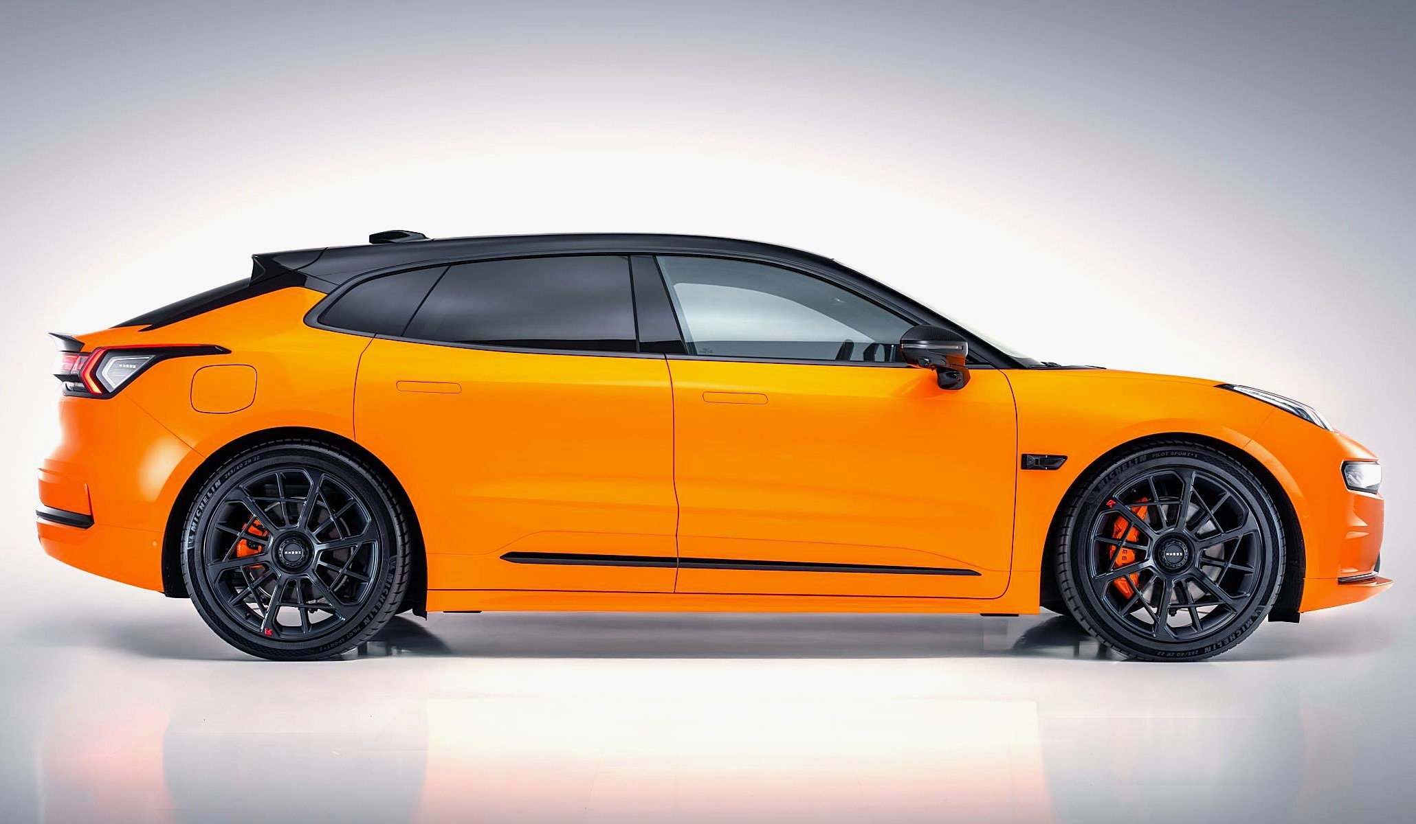 La berlina Zeekr 001, que llegará pronto a España, ha conseguido cargar a 1.500 kW: la recarga ultrarápida es la nueva guerra que amenaza a BYD.