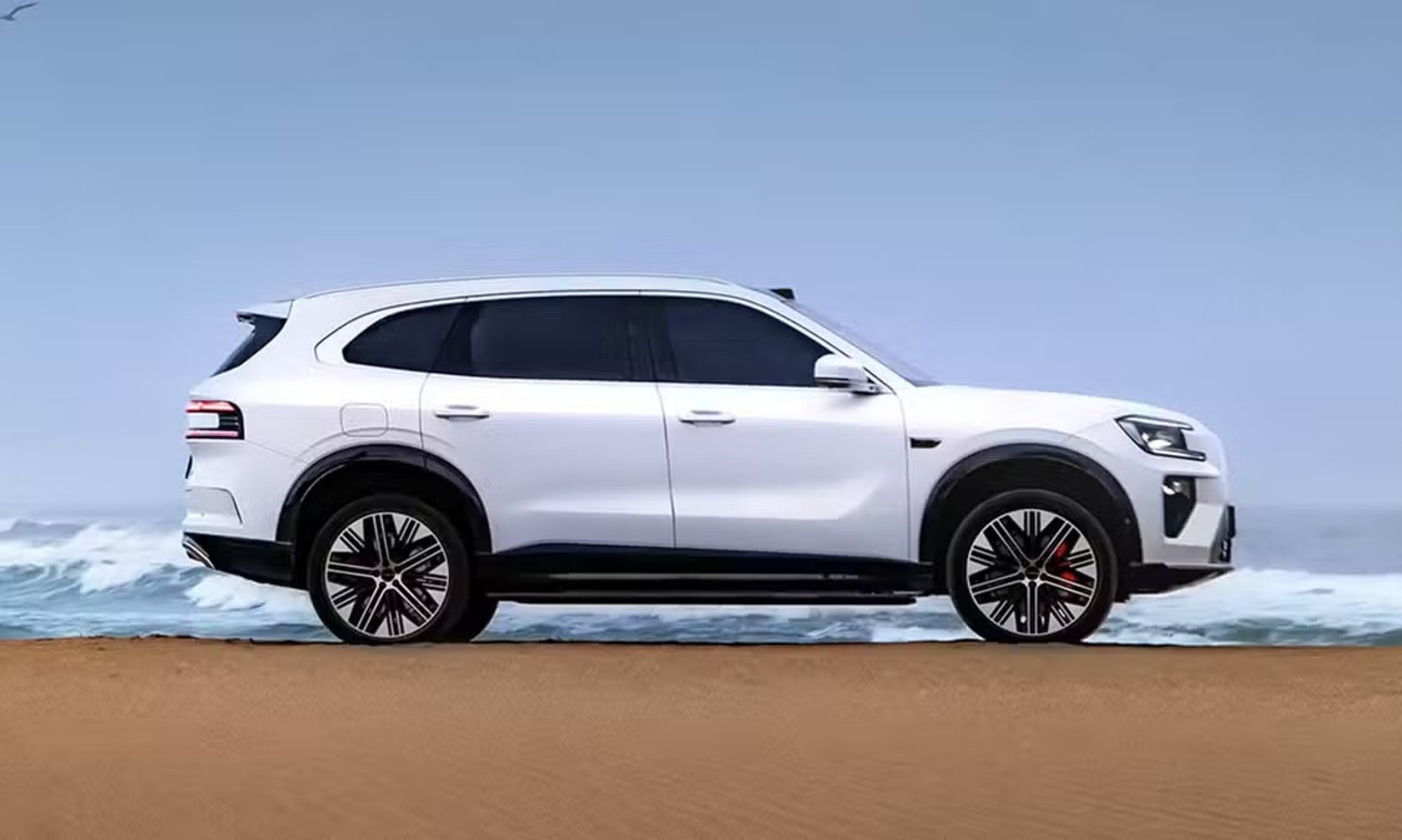 El 8X alcanza los 5,1 metros de largo y pesa hasta 2.820 kilogramos.