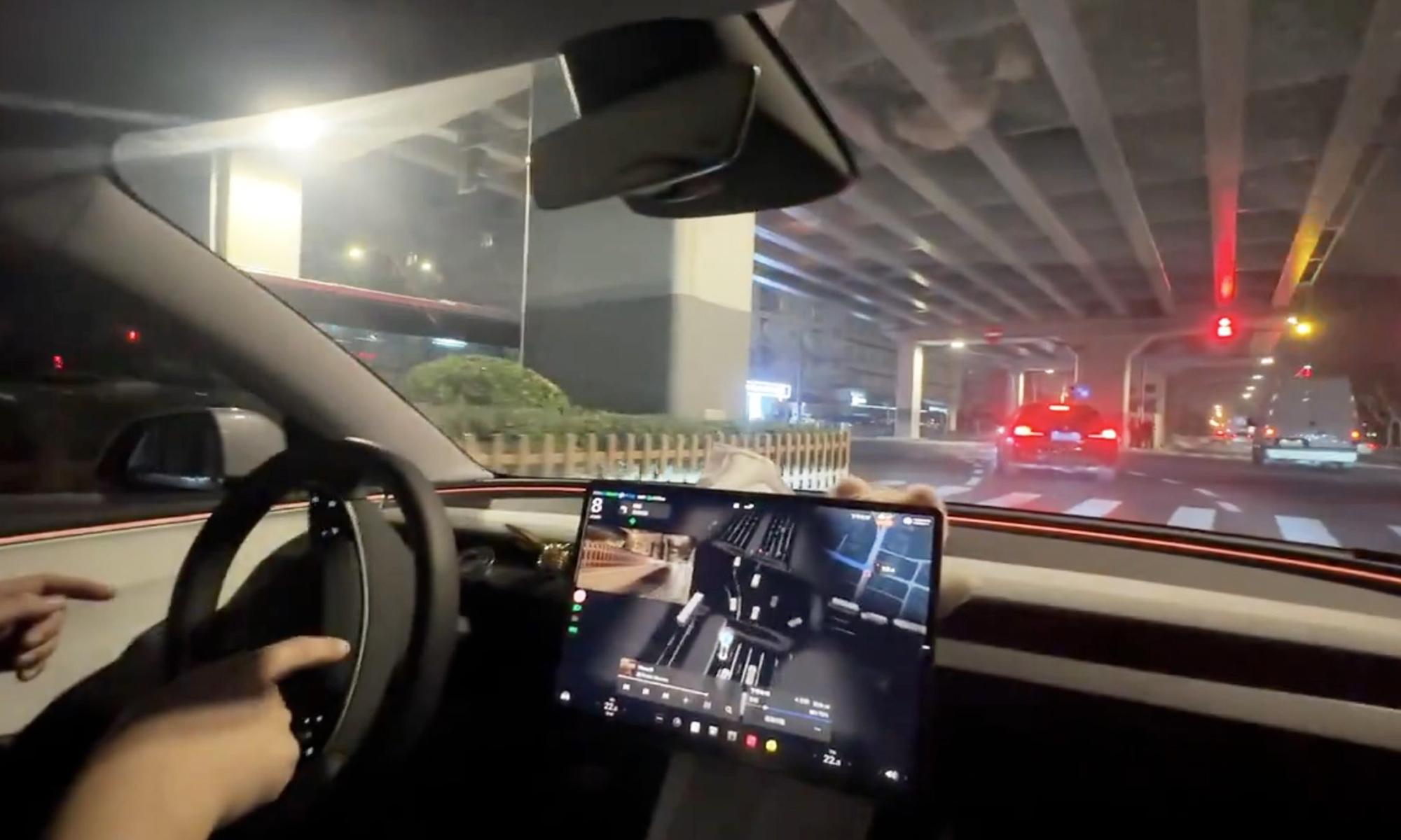 tesla conduccion autonoma full self driving salta barreras tren video viral