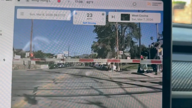 tesla conduccion autonoma full self driving salta barreras tren video viral 1