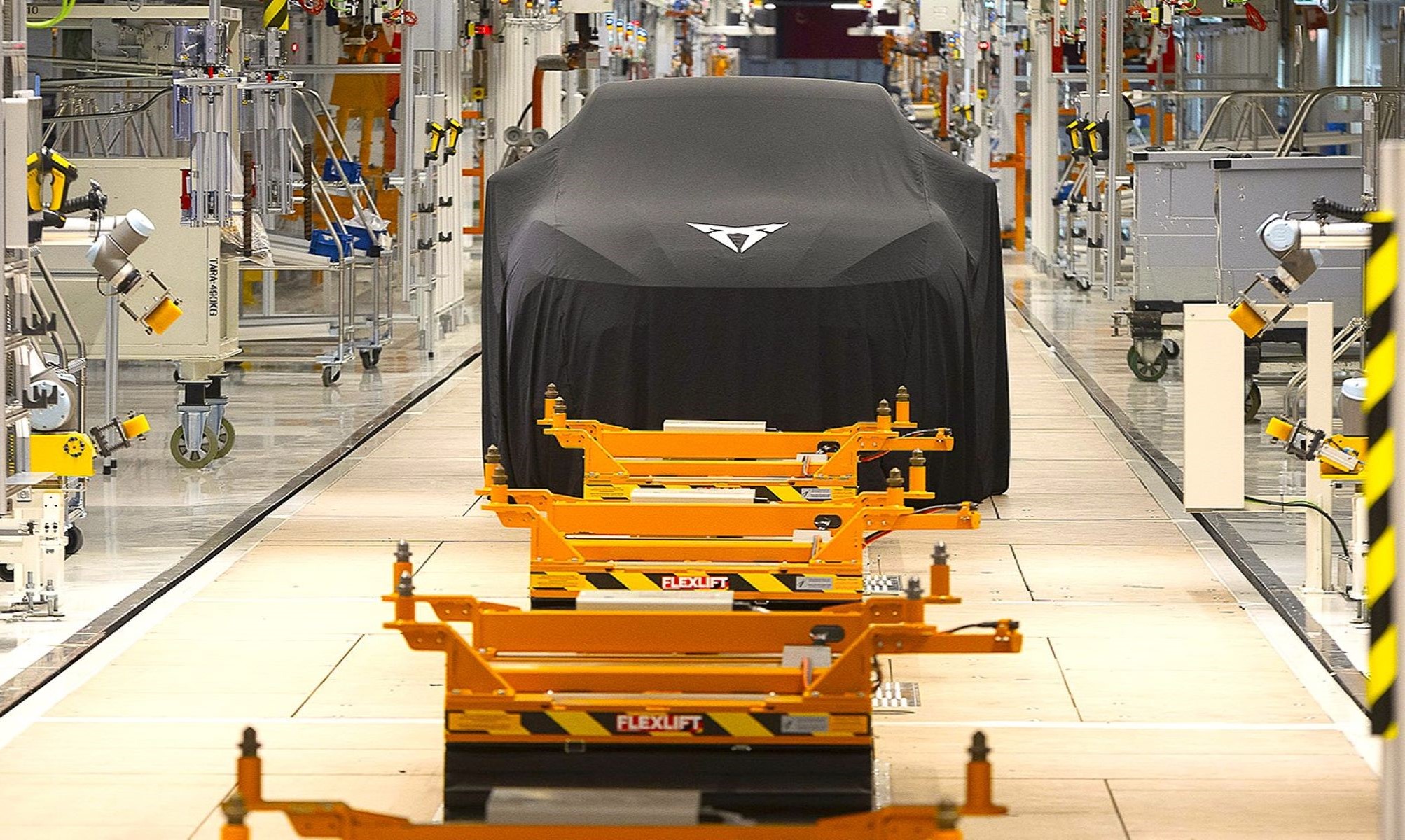 Antes de estos 200 millones en ayudas, España y su industria ya está produciendo un coche eléctrico: el CUPRA Raval, en Martorell.