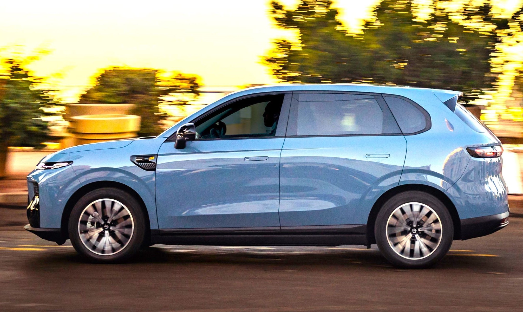 El Leapmotor B10 se venderá como EREV con 900 km de autonomía. Ya se vende como eléctrico 100 %, con hasta 434 km de autonomía.