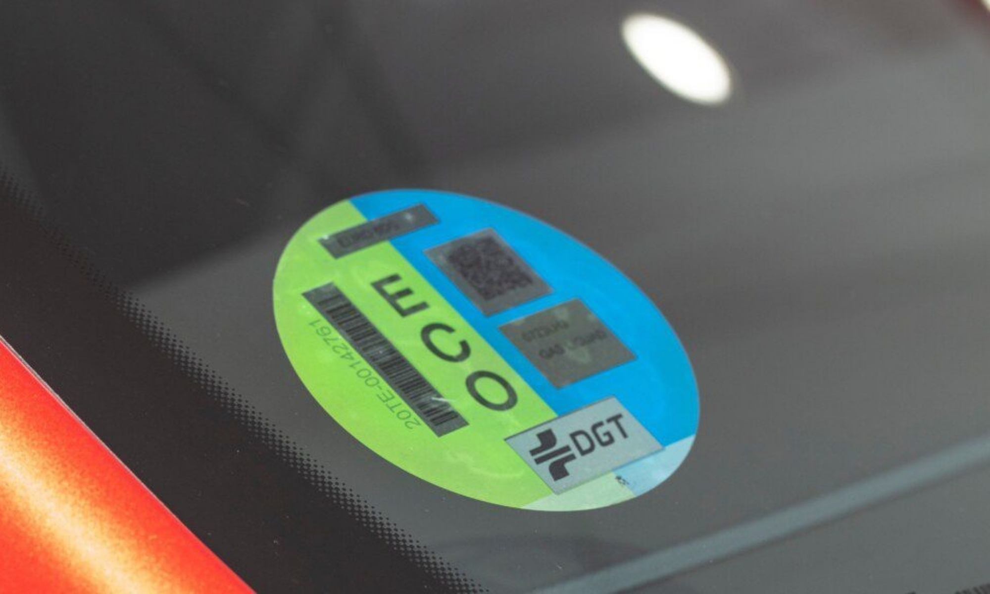 Cada vez hay más coches ECO circulando por España, lo que promete seguir reduciendo las emisiones.