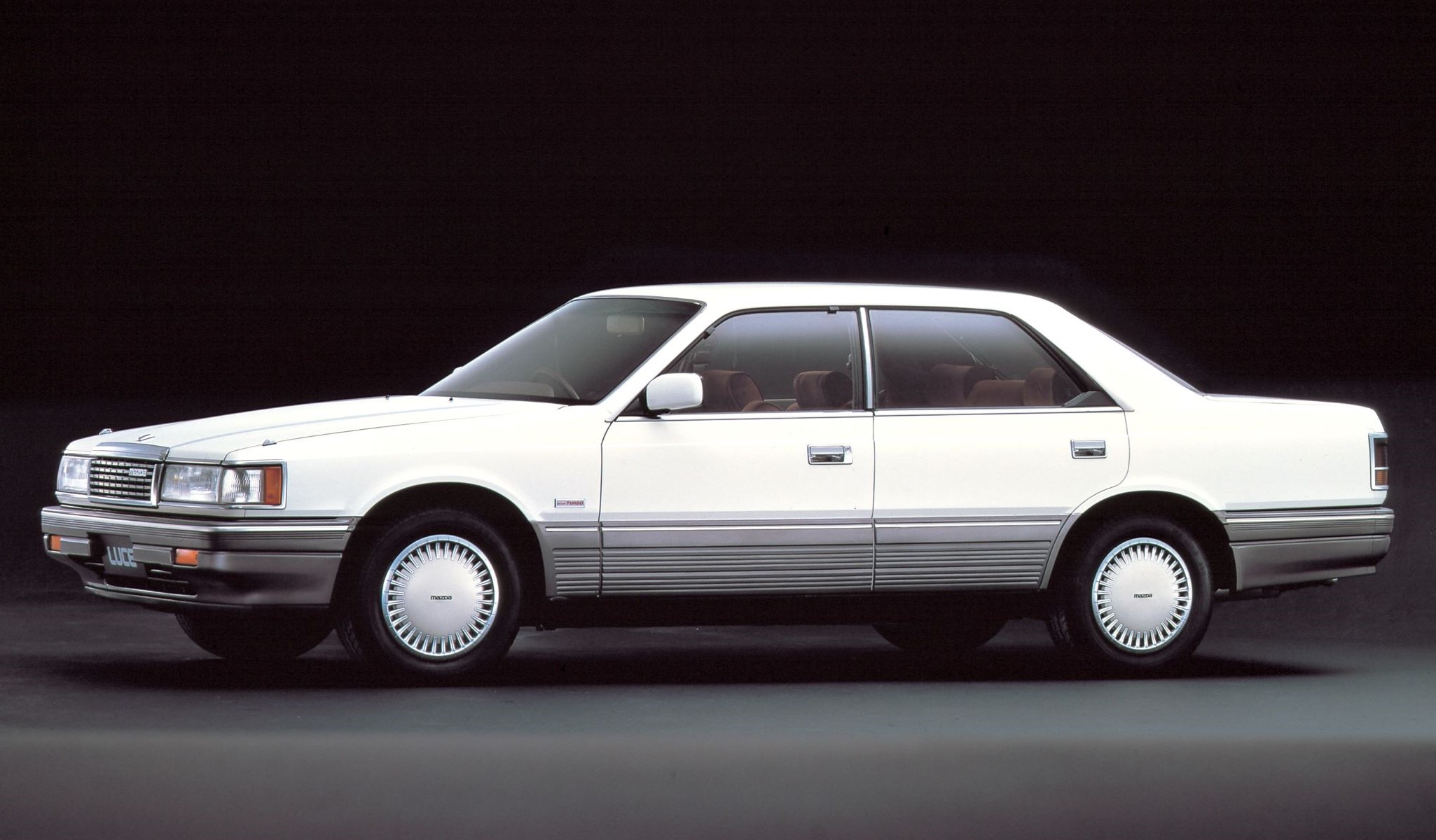 Esta berlina de Mazda, fabricada hasta los años 90 en Japón, es el motivo de una disputa entre la marca japonesa y Ferrari.