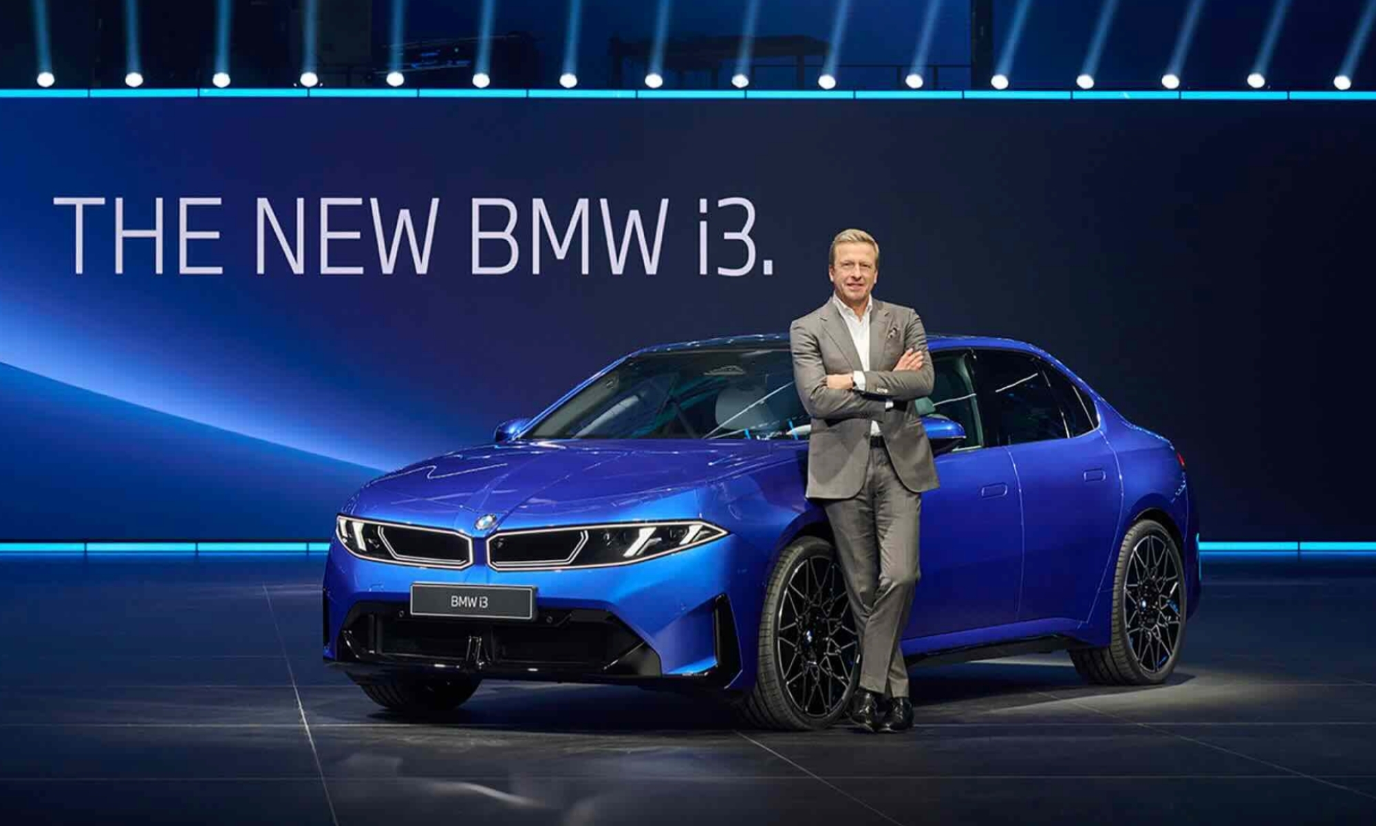 Oliver Zipse, CEO de BMW, junto con el nuevo y flamante i3 eléctrico.