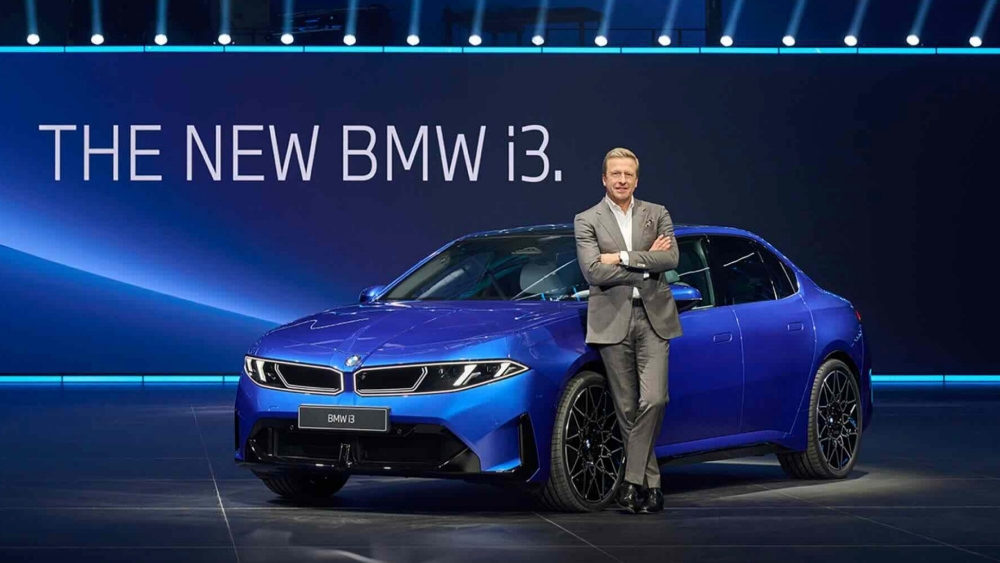 Oliver Zipse, CEO de BMW, junto con el nuevo y flamante i3 eléctrico.
