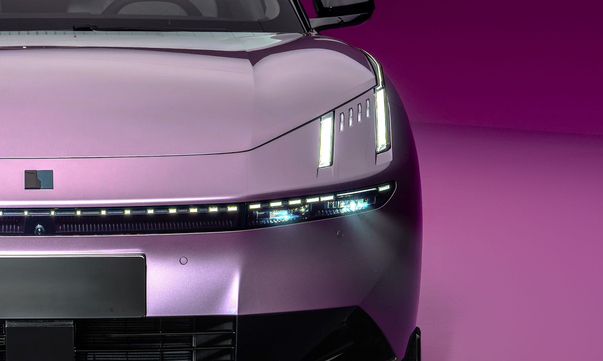 Pariente muy cercano de los Volvo, este eléctrico de una marca ya presente en España sorprende por su potencia y tamaño: 5,05 metros.