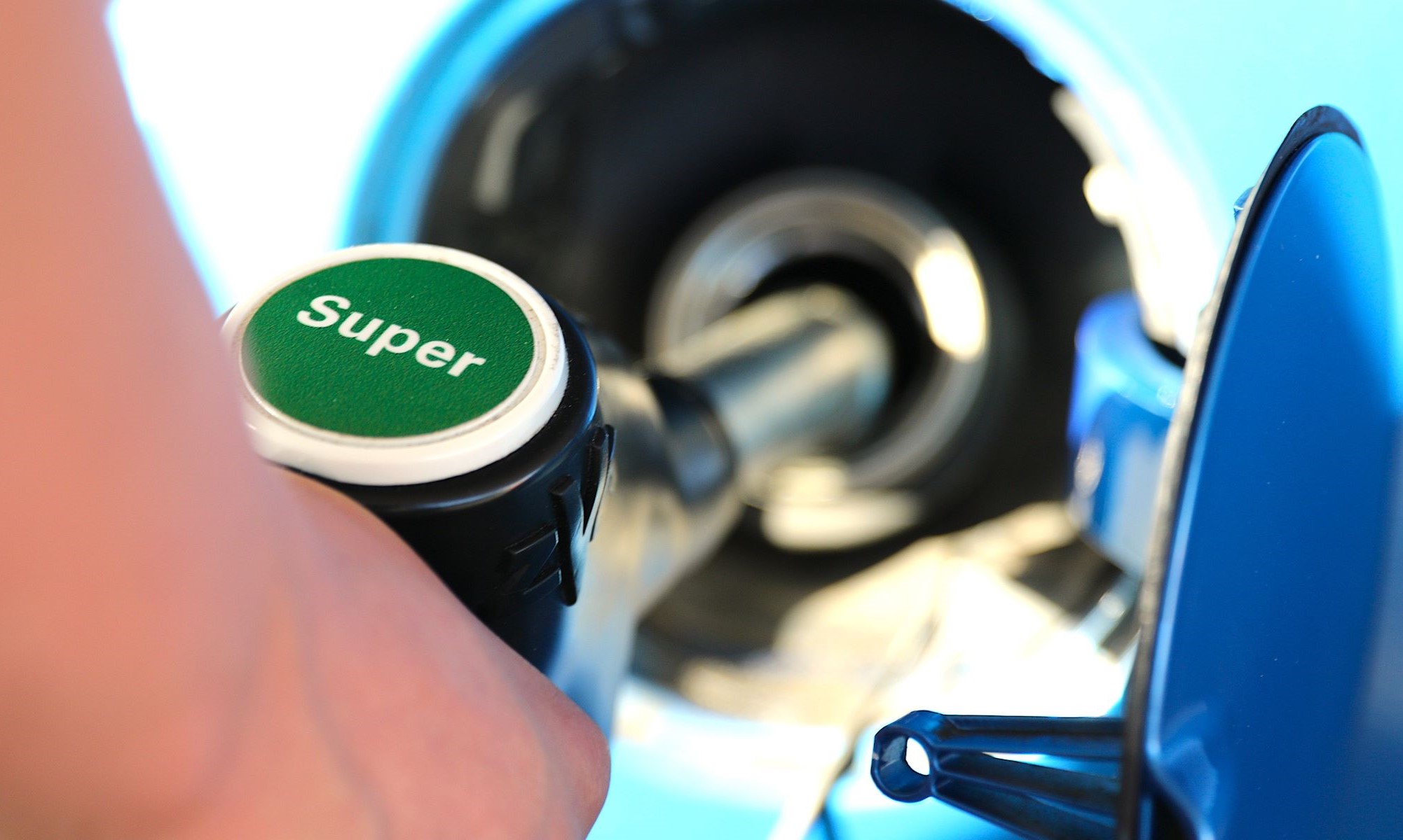 El Decreto que prepara el gobierno incluye menos impuestos para la gasolina supondría un ahorro de 20 a 25 céntimos por litro.