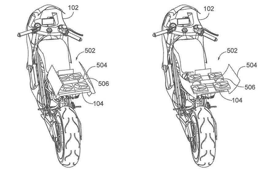  El dron de Honda se sitúa en una caja en la parte trasera de la moto eléctrica que se abre para permitir que se despliegue y comience su vuelo. 