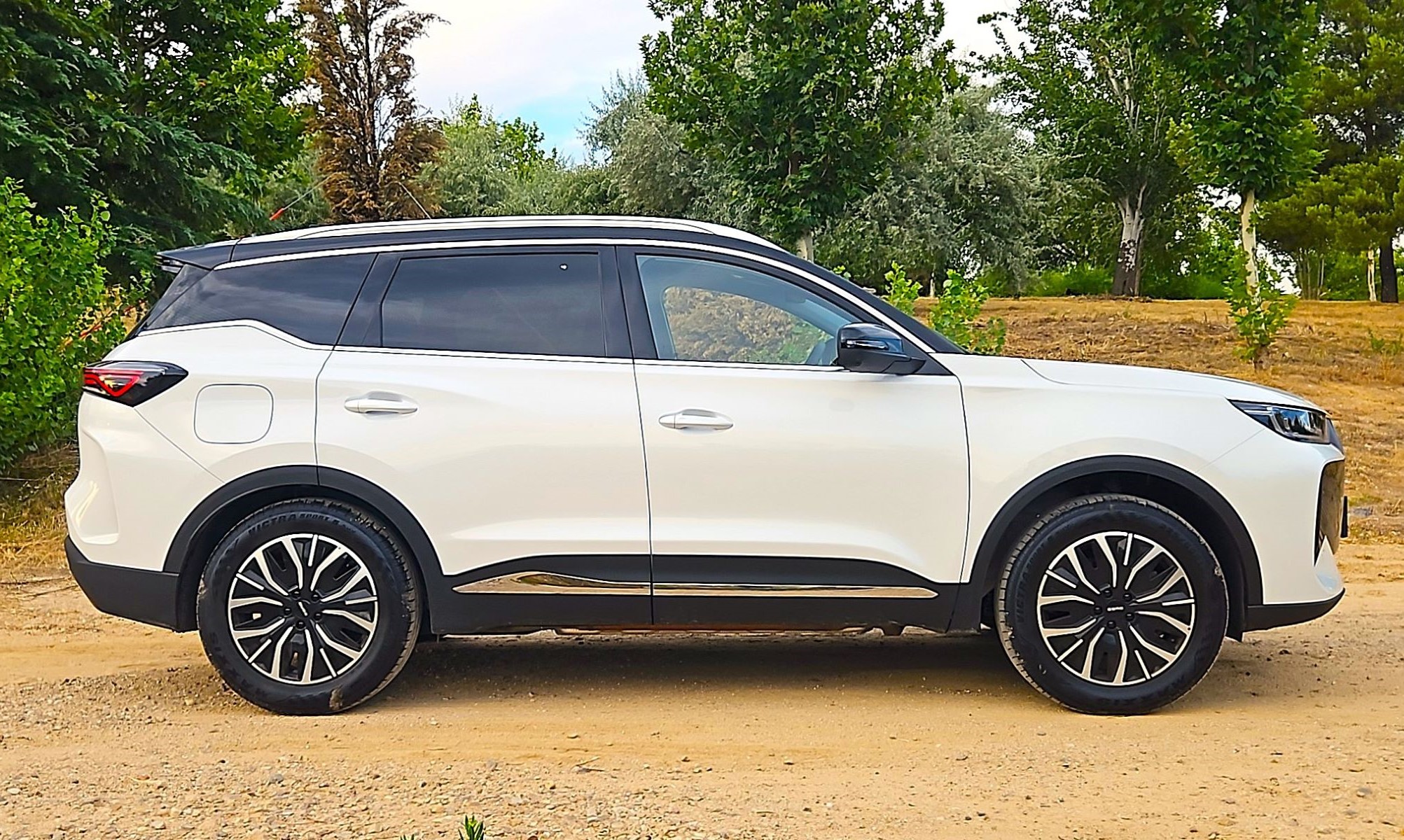 EBRO ha lanzado su nuevo SUV híbrido, de 900 km de autonomía, que gasta 5,7 L cada 100 km y que, ahora en oferta, resulta barato.