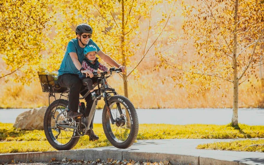  La bicicleta eléctrica PWR Dually con doble motor es capaz de atravesar cualquier camino, aunque esté lleno de arena, grava, barro o nieve. 