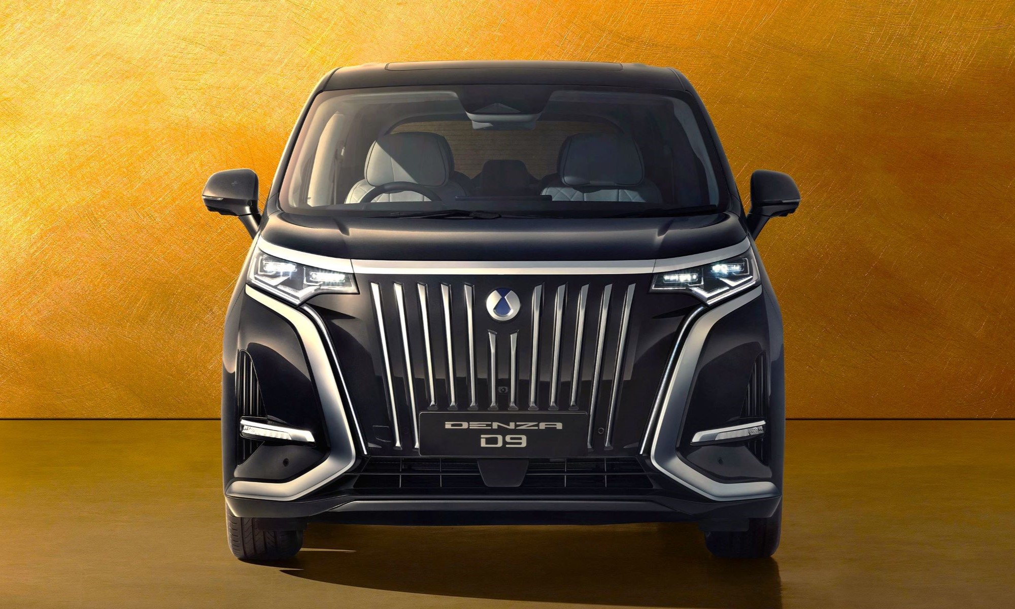 BYD lanzará en España su marca Denza este 2026. Y lo hará con dos modelos, uno de ellos este monovolumen eléctrico que carga en 5 minutos.