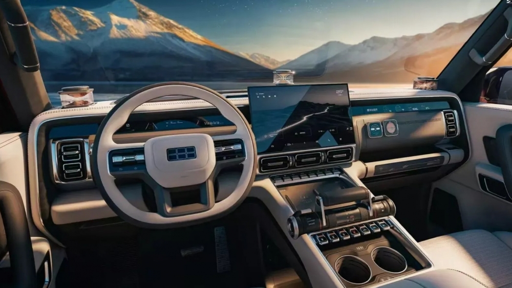 Geely Galaxy Battleship 1.381 CV vs Toyota Land Cruiser marca llega españa brutal 4x4 híbrido 6