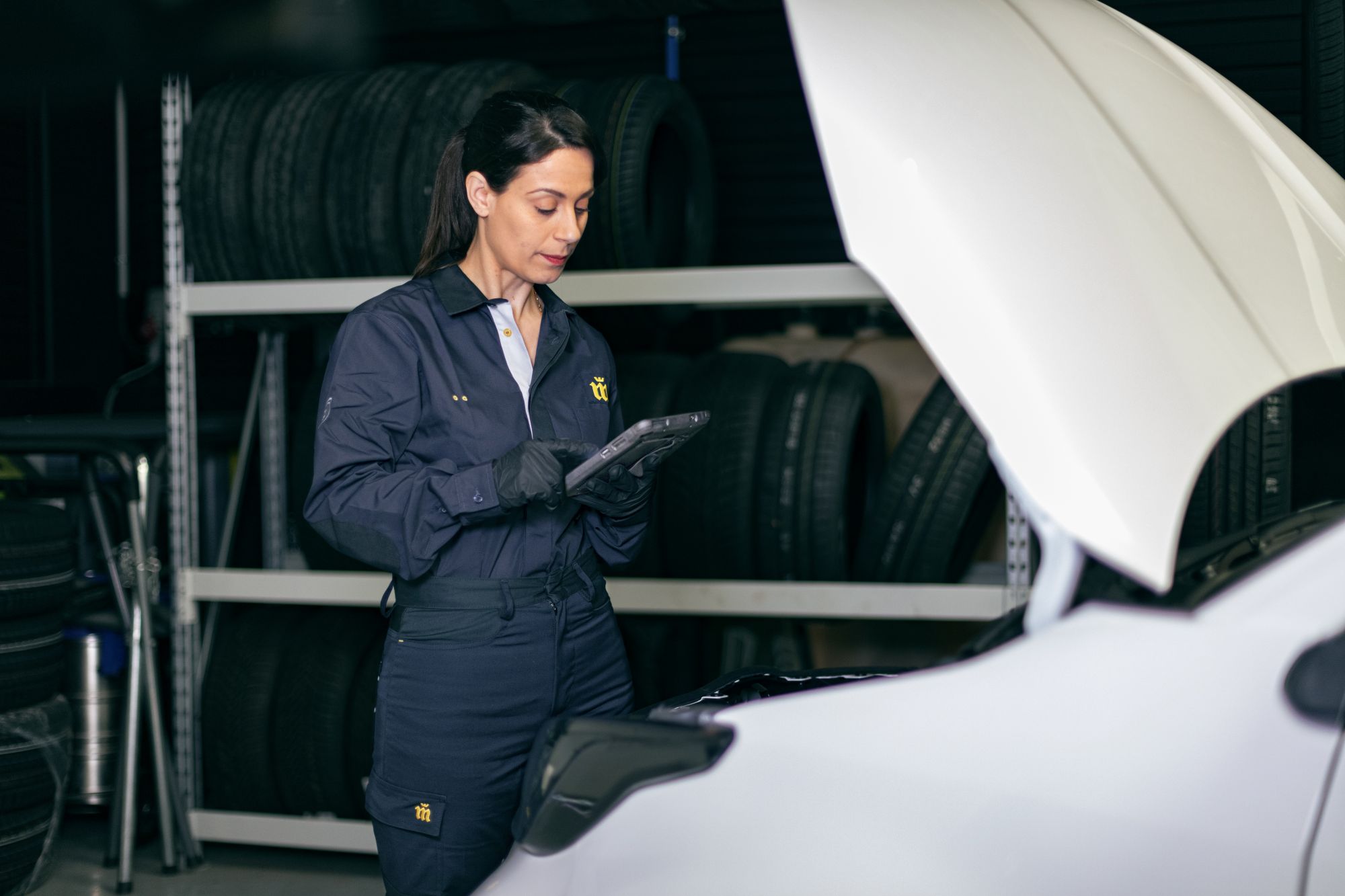 Un correcto mantenimiento profesional de los coches eléctricos e híbridos garantiza su seguridad y eficiencia. Foto: Midas
