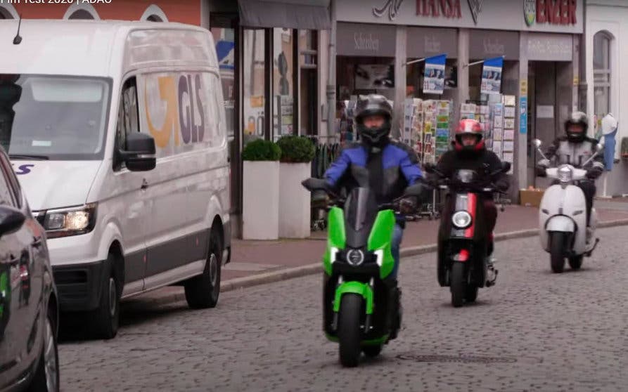  ADAC compara cinco scooter eléctricos a la venta en su mercado. 