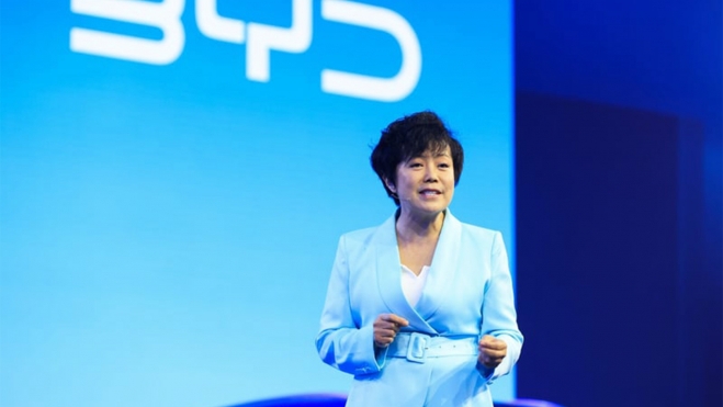 stella li vicepresidenta byd sin preocupacion por aranceles coches electricos chinos 1 stella li vicepresidenta byd sin preocupacion por aranceles coches electricos chinos 1