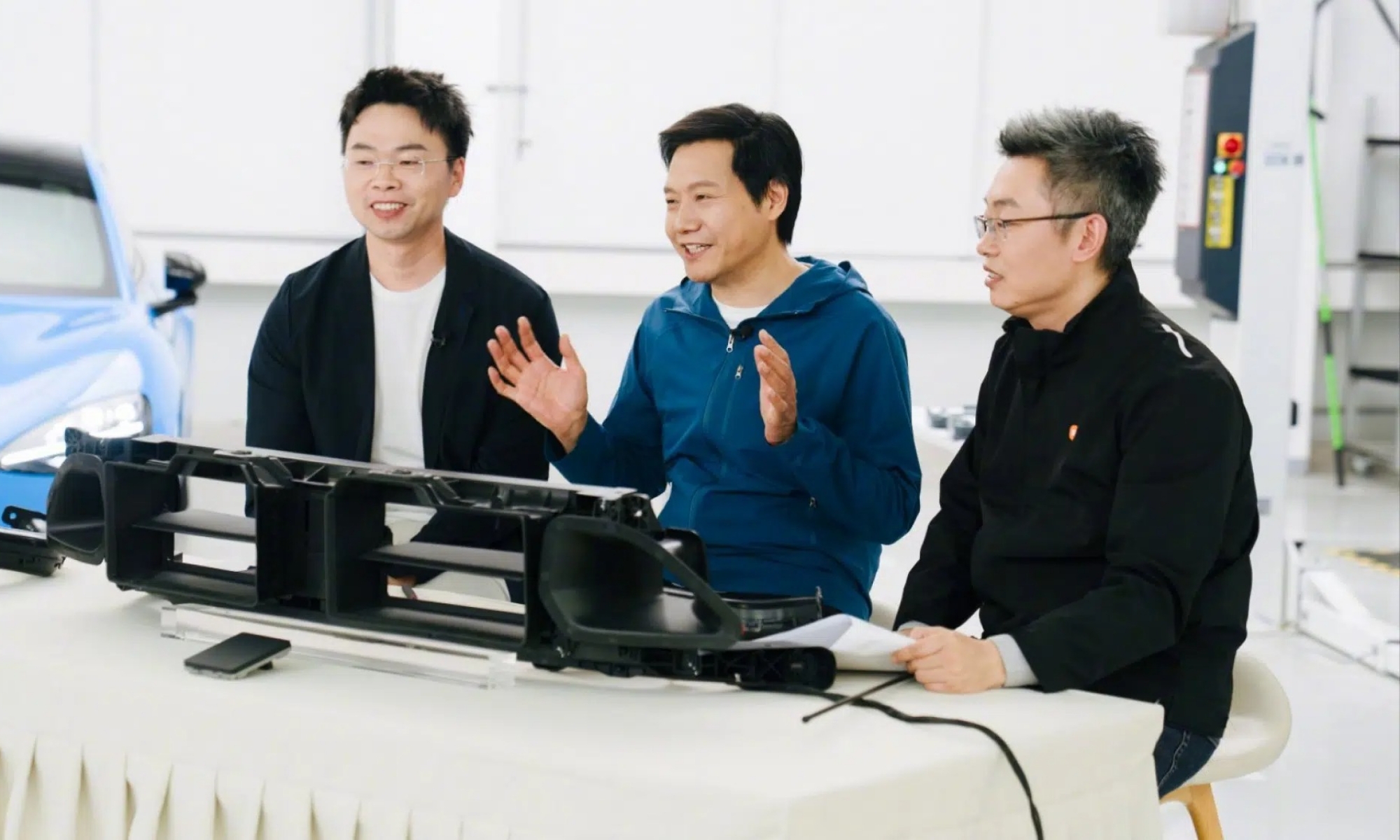 El CEO de Xiaomi, Lei Jun, en el centro de la imagen.