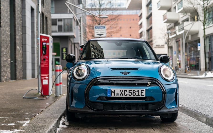  MINI anuncia el precio para España del Cooper SE eléctrico. 