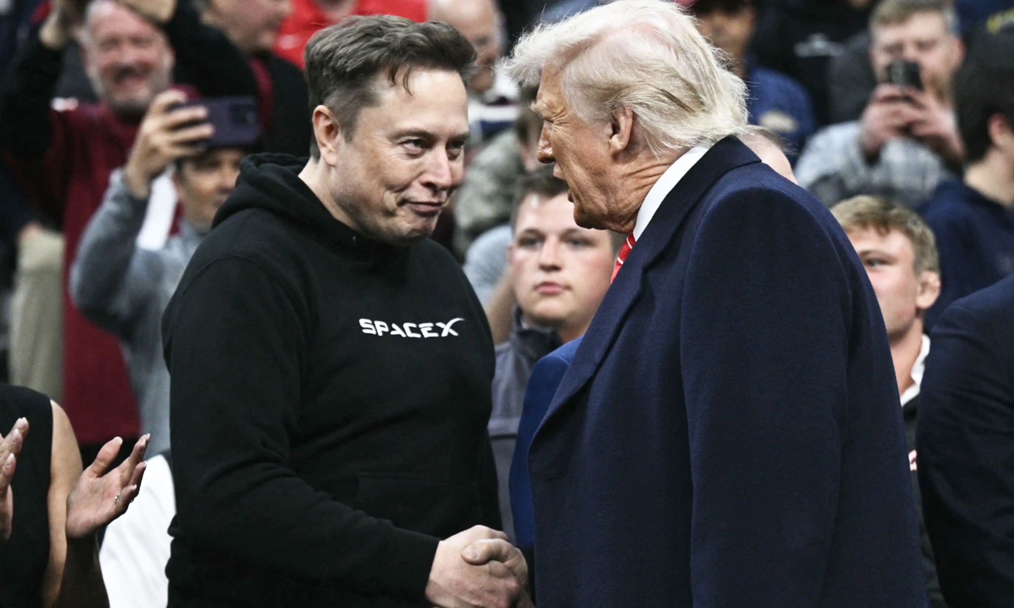 elon musk jugo dos bandas europa eeuu problemas tesla