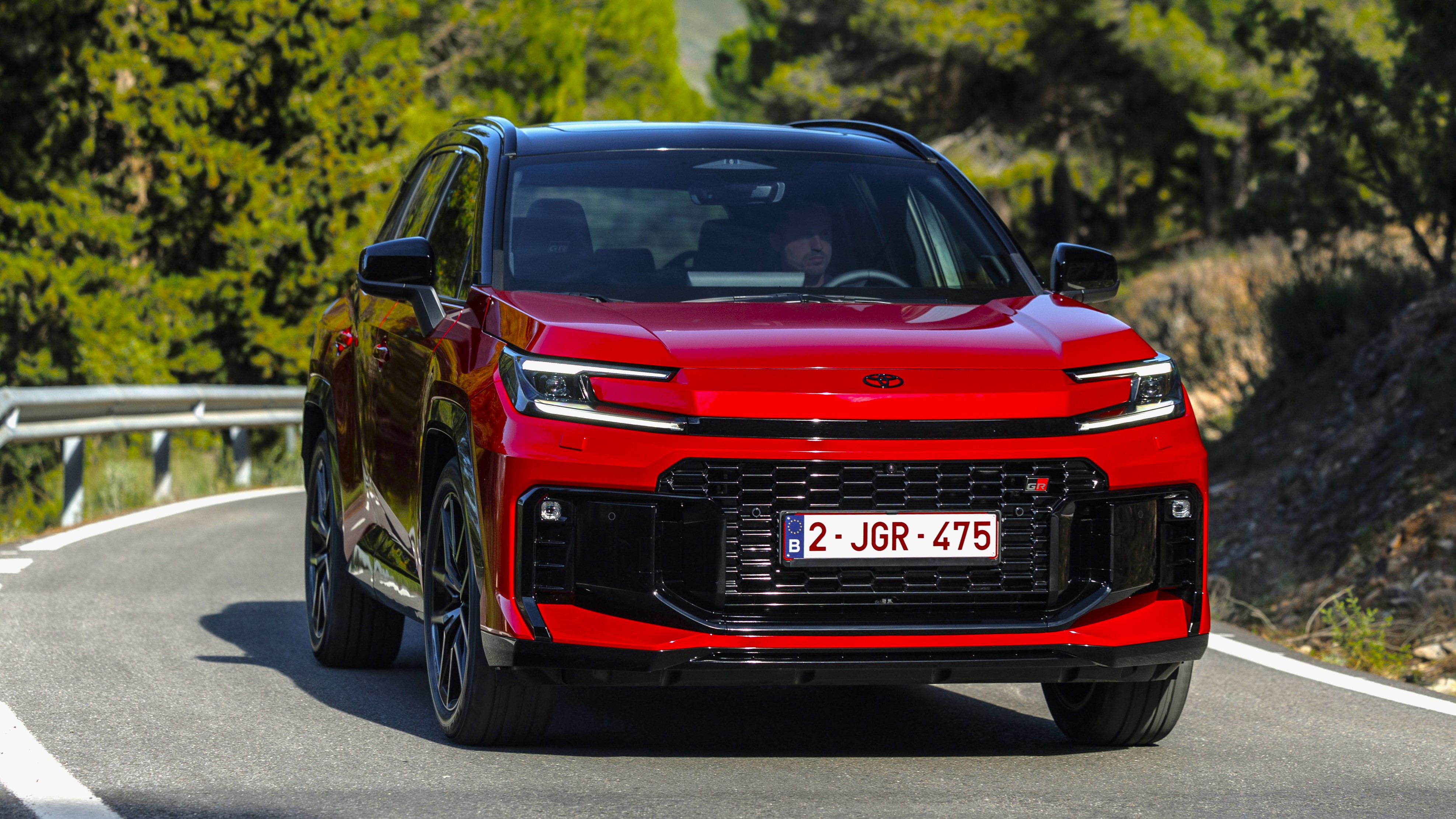 La versión híbrida enchufable del nuevo RAV4 destaca por su bajo consumo y autonomía, pero también por su gran comportamiento.PHEV (8)