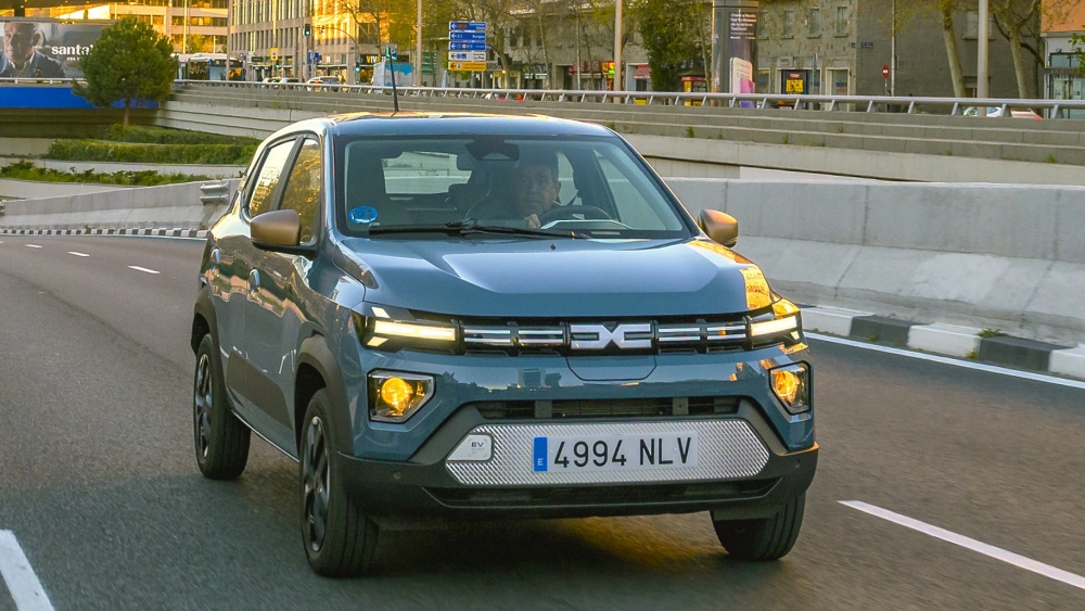 Probamos el eléctrico más barato de España, ahora renovado puede con el BYD Dolphin Surf (7)