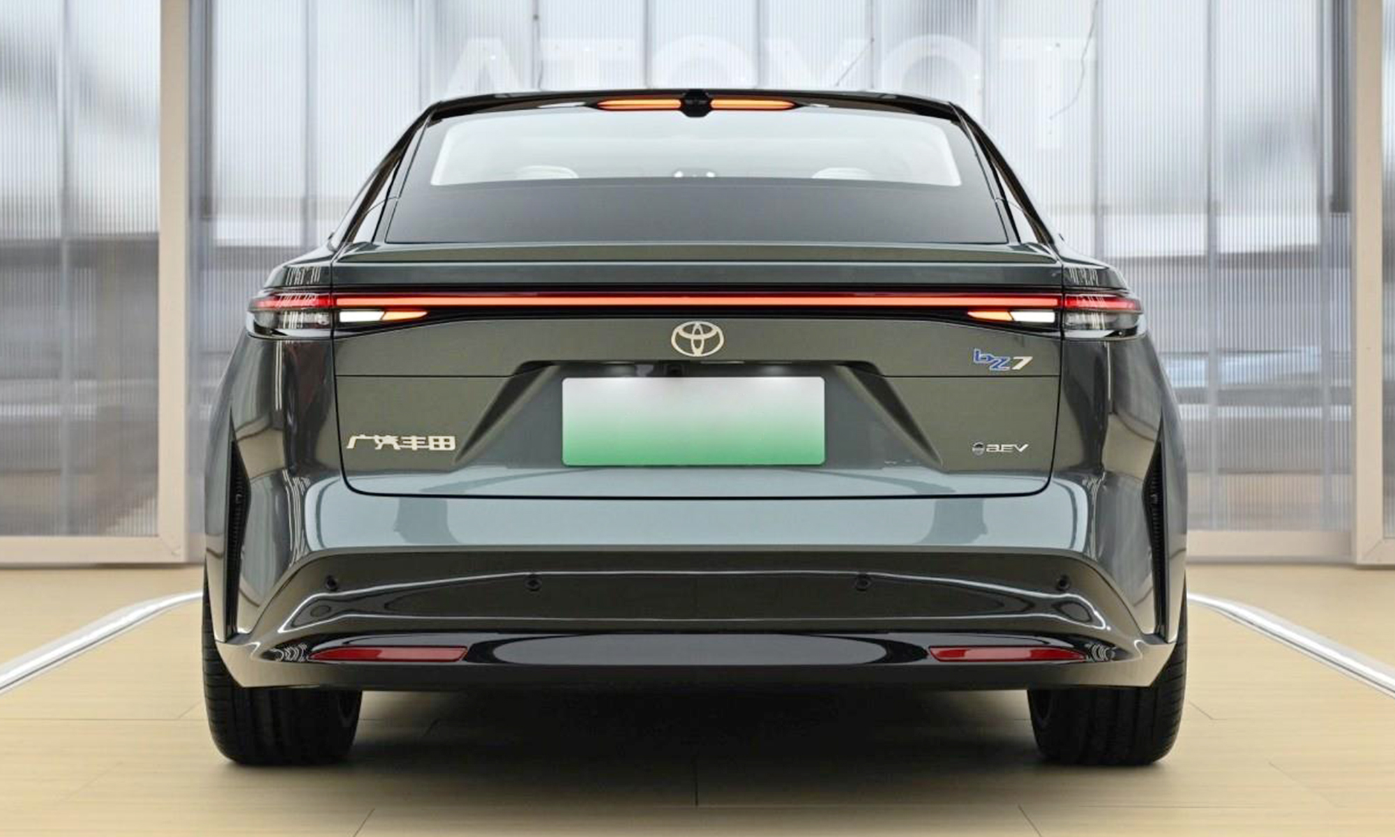 El Toyota bZ7 eléctrico anuncia sus precios de partida para sus dos niveles de equipamiento.