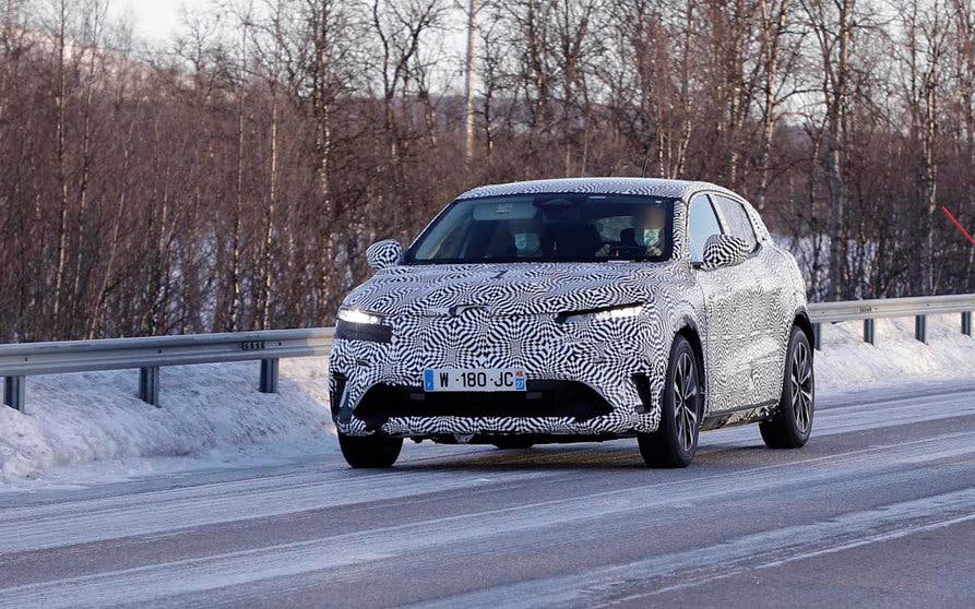  En el norte de Suecia y camuflado se han capturado las primeras imágenes del futuro Renault Mégane eléctrico que heredará las líneas de diseño del Mégane eVision concept. 