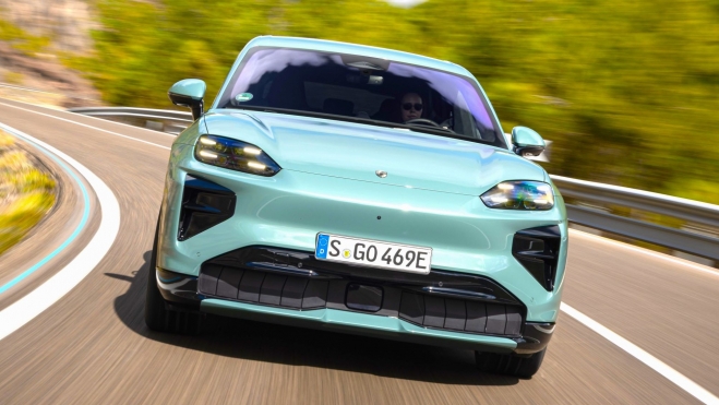El nuevo Porsche Cayenne sólo se vende en eléctrico. Eso sí, la sofisticada versión Turbo ofrece nada menos que 1.556 CV de potencia. El nuevo Porsche Cayenne sólo se vende en eléctrico. Eso sí, la sofisticada versión Turbo ofrece nada menos que 1.556 CV de potencia.