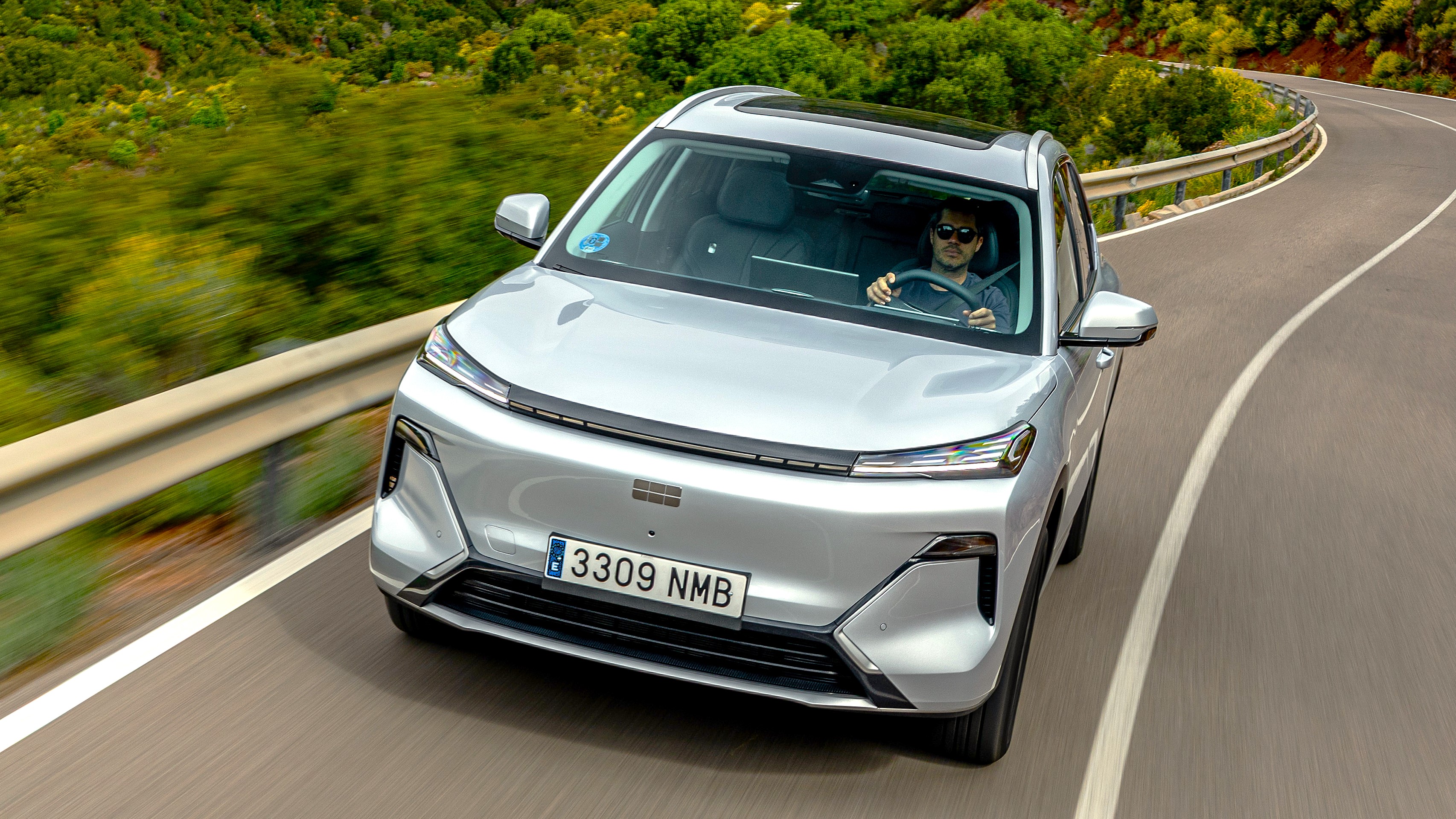 Geely se estrena en España con un SUV PHEV muy espacioso que ofrece hasta 136 km de autonomía eléctrica: se llama Sterray EM-i.