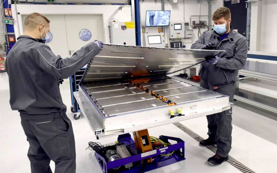  Un equipo de trabajo prepara un paquete de baterías para su procesamiento en la planta de reciclaje de baterías de vehículos eléctricos de Salzgitter, Alemania. 