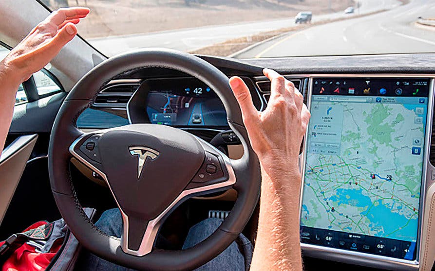  En ningún caso, las funciones del Autopilot de Tesla permiten al conductor realizar otra cosa tras el volante que no sea conducir. 
