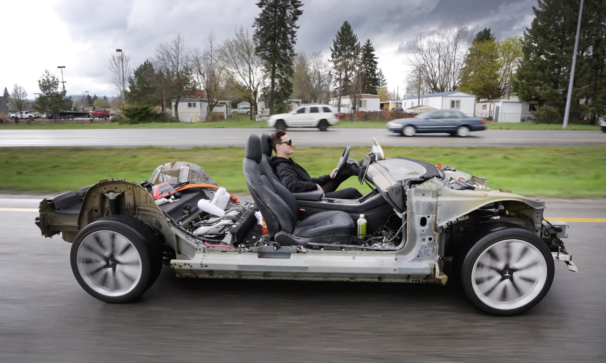 Compró un Tesla Model 3 totalmente desprovisto de carrocería y multitud de elementos básicos.