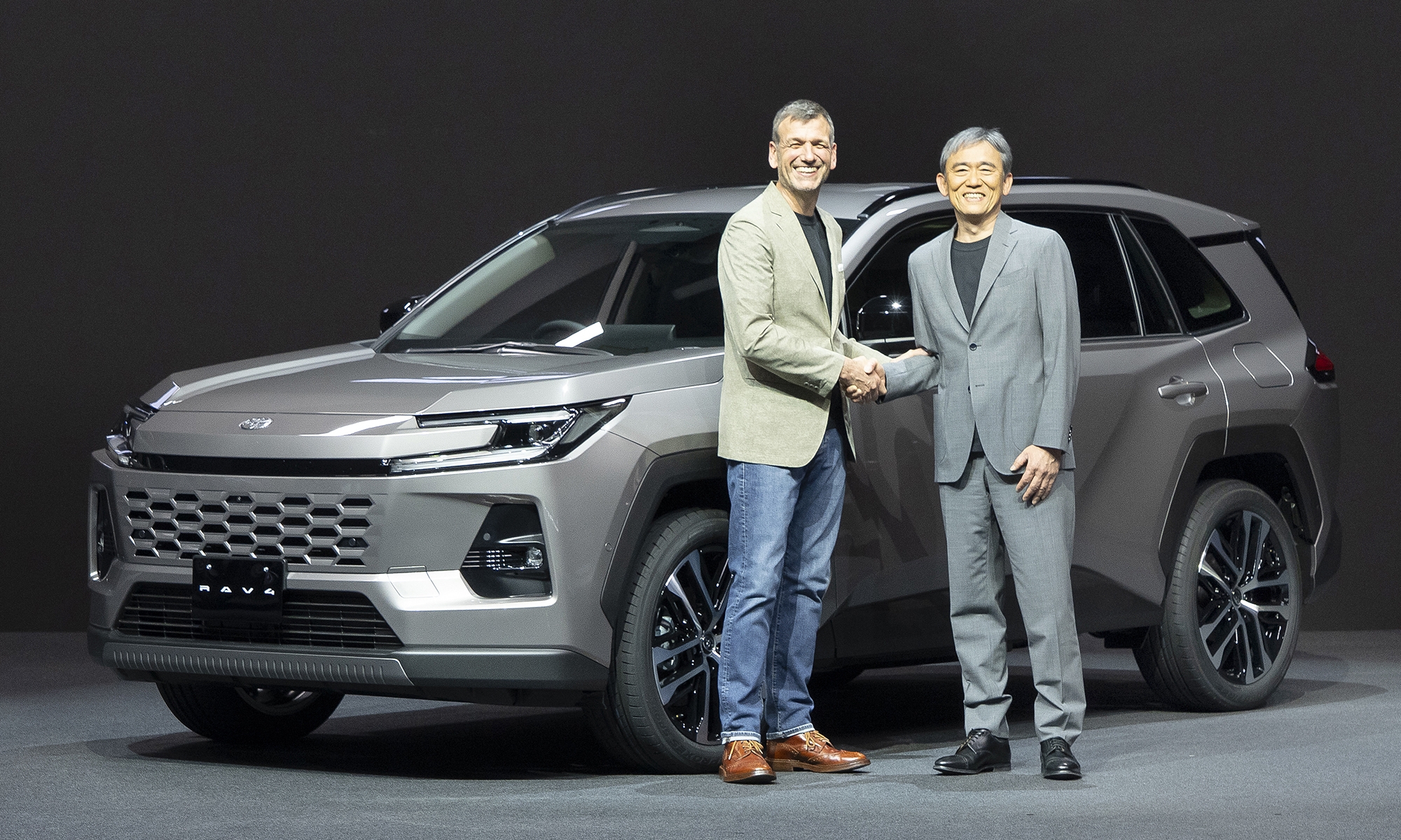 A la derecha, Yoshinori Futonagane, ingeniero jefe de RAV4, junto a Simon Humphries, del Consejo de Administración, en la presentación del Toyota RAV4.