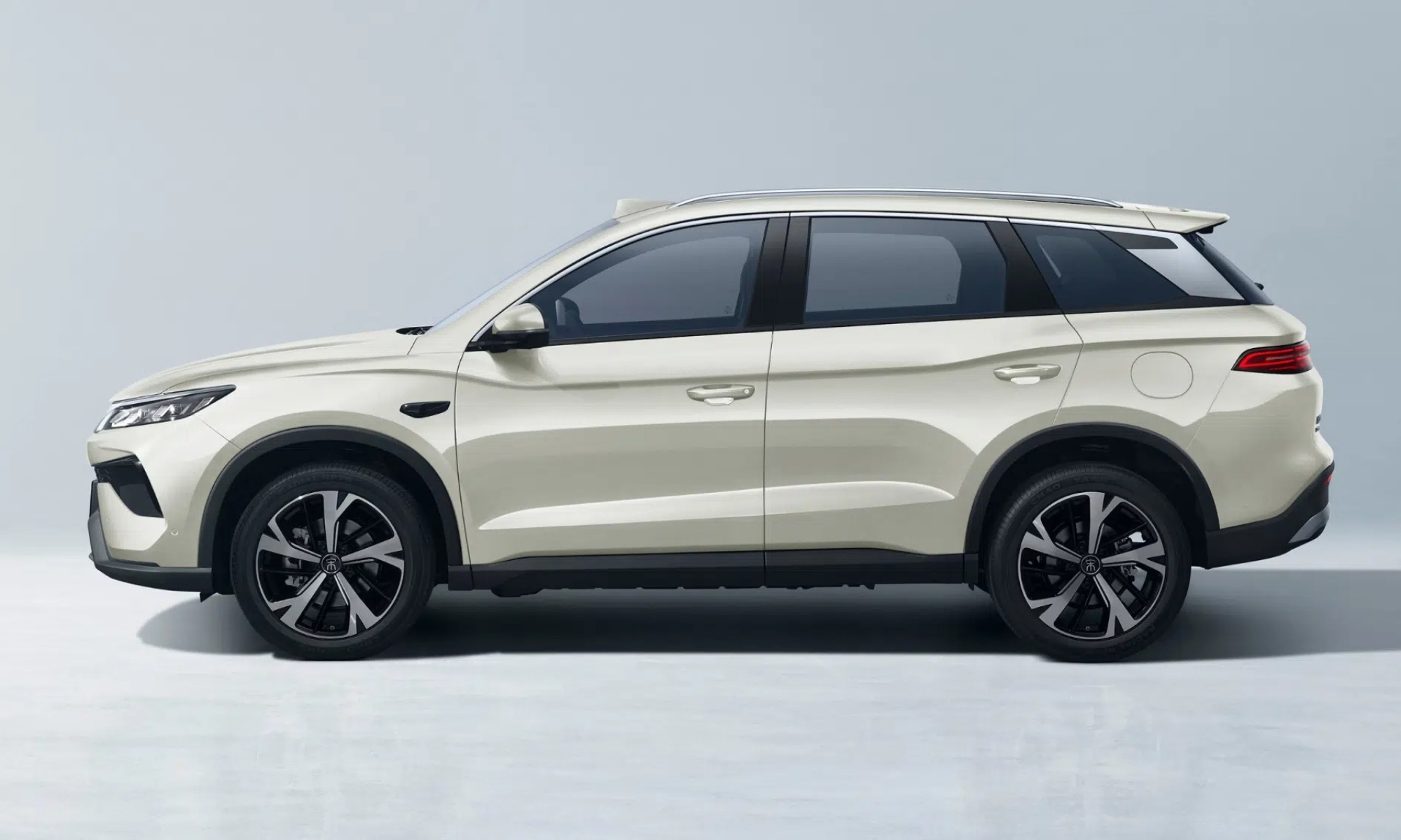 Con sus 4,73 metros de largo es una alternativa directa al propio Seal U.