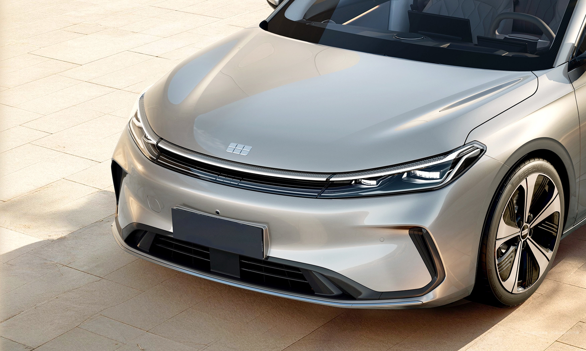 Geely pone al día el Galaxy A7, un sedán electrificado asequible.