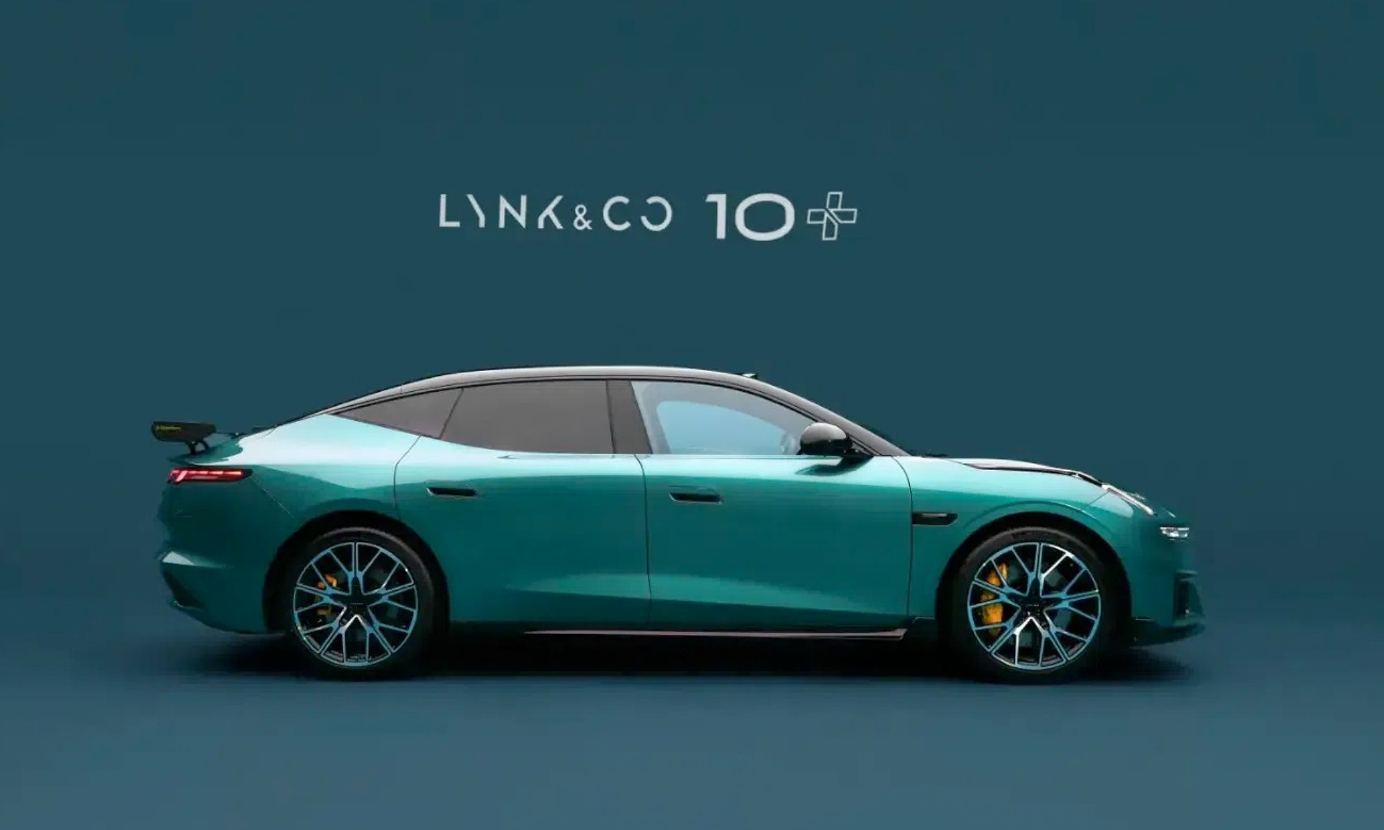 El + se asocia exclusivamente con la versión de máximo rendimiento con 925 caballos.