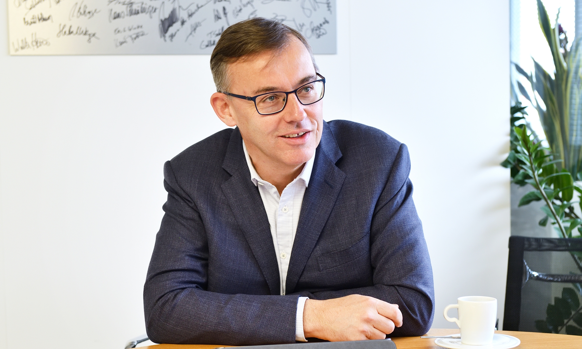 Alain Favey ha confirmado que el nuevo Peugeot 208 se venderá como coche 100% eléctrico.