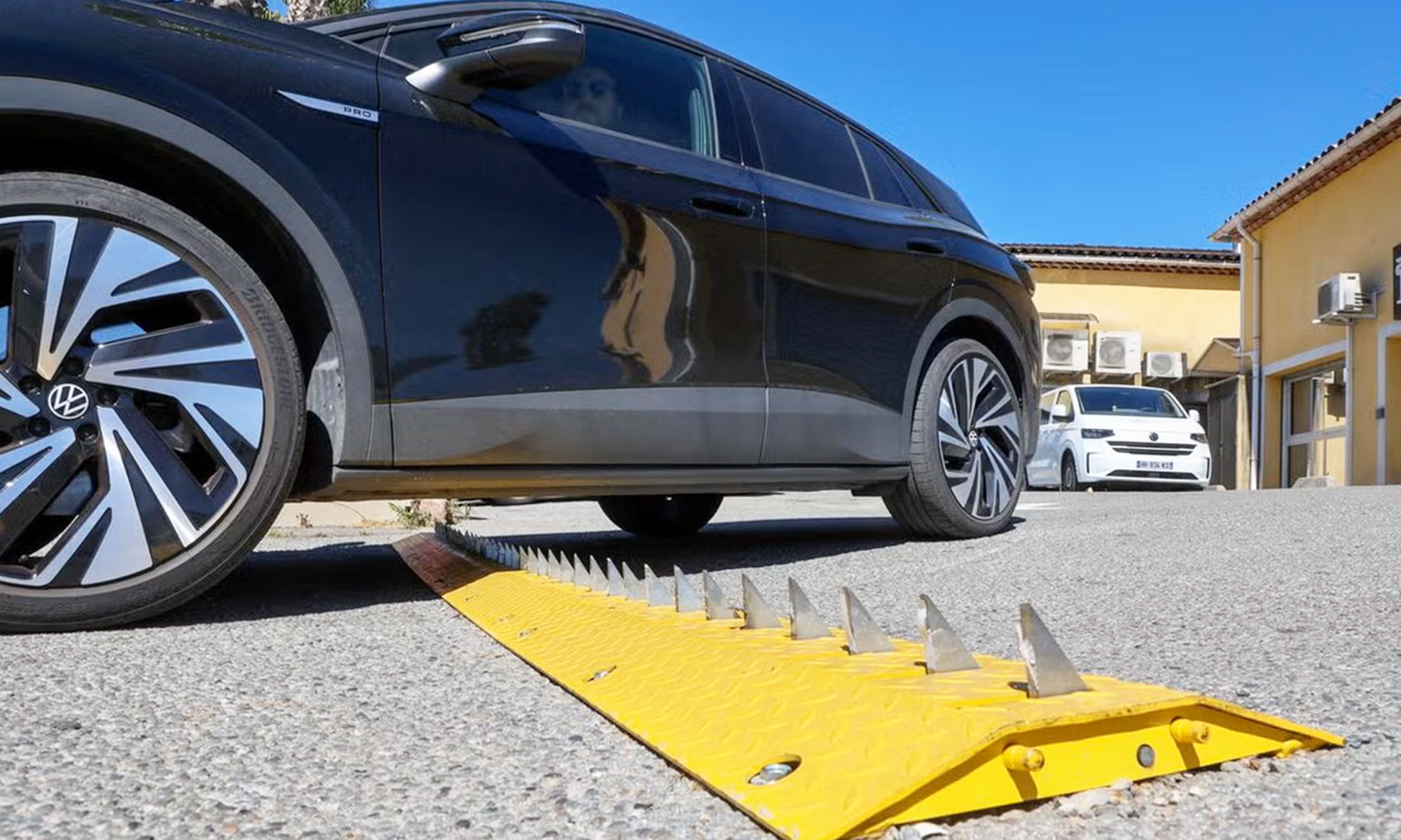 barrera puas pinchos centro comercial polemica debate pinchazo neumaticos 2