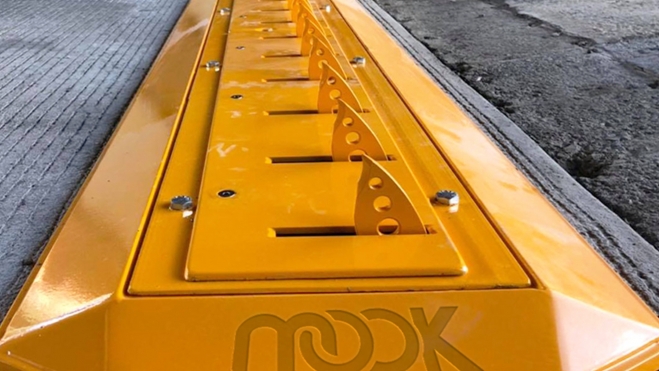 barrera puas pinchos centro comercial polemica debate pinchazo neumaticos