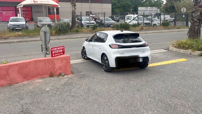 barrera puas pinchos centro comercial polemica debate pinchazo neumaticos 1