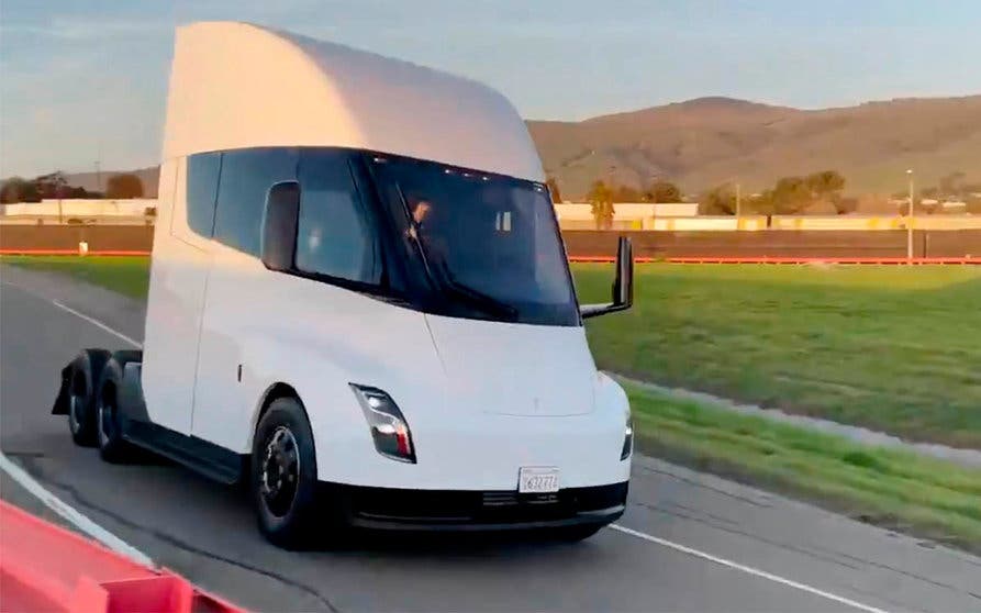  Nuevo prototipo del Tesla Semi circulando por sí mismo sobre una pista de pruebas. 