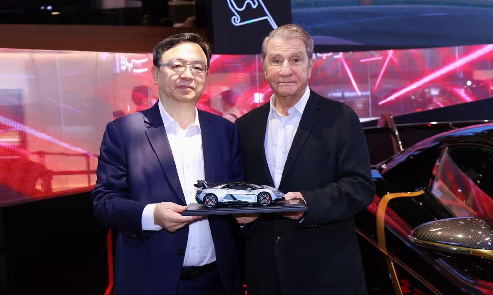 Wang Chuanfu (izquierda) entregando el Yangwang U9 Xtreme al empresario australiano Nick Politis.