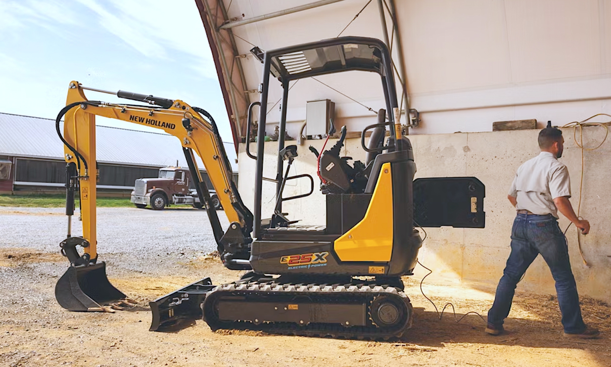 New Holland presenta la nueva E25X con hasta 8 horas de autonomía laboral.
