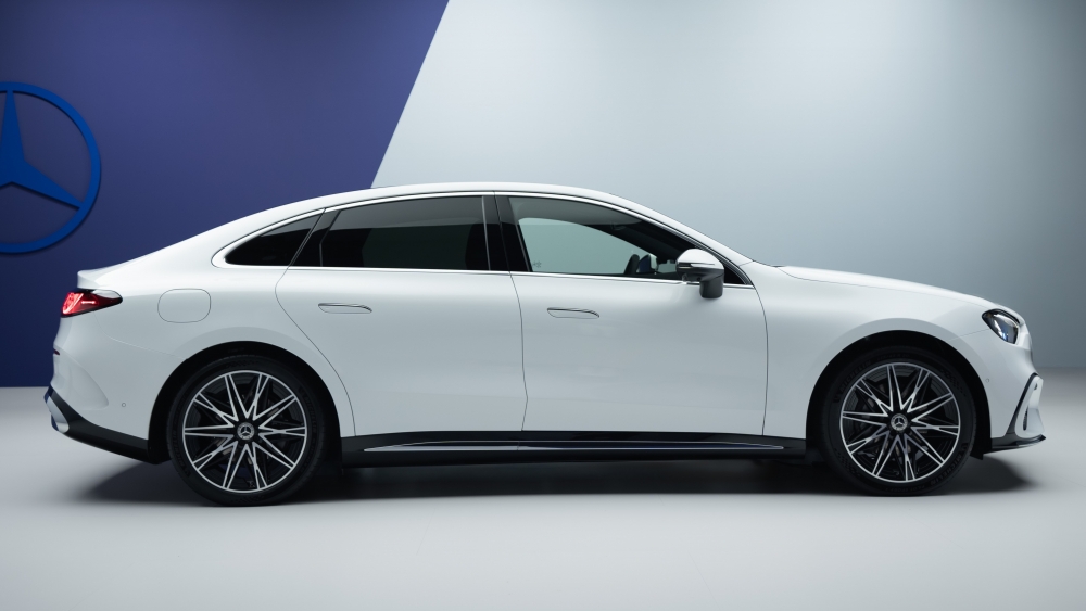 MERCEDES CLAS E C eléctrico ya tiene precio españa 751 km autonomía pantalla 39"_2ME256A~1