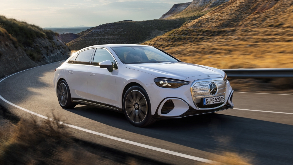 MERCEDES CLAS E C eléctrico ya tiene precio españa 751 km autonomía pantalla 39"_4