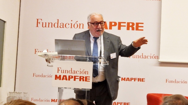 pere navarro dgt defiendo baliza v16 obligatoria triangulos como extra