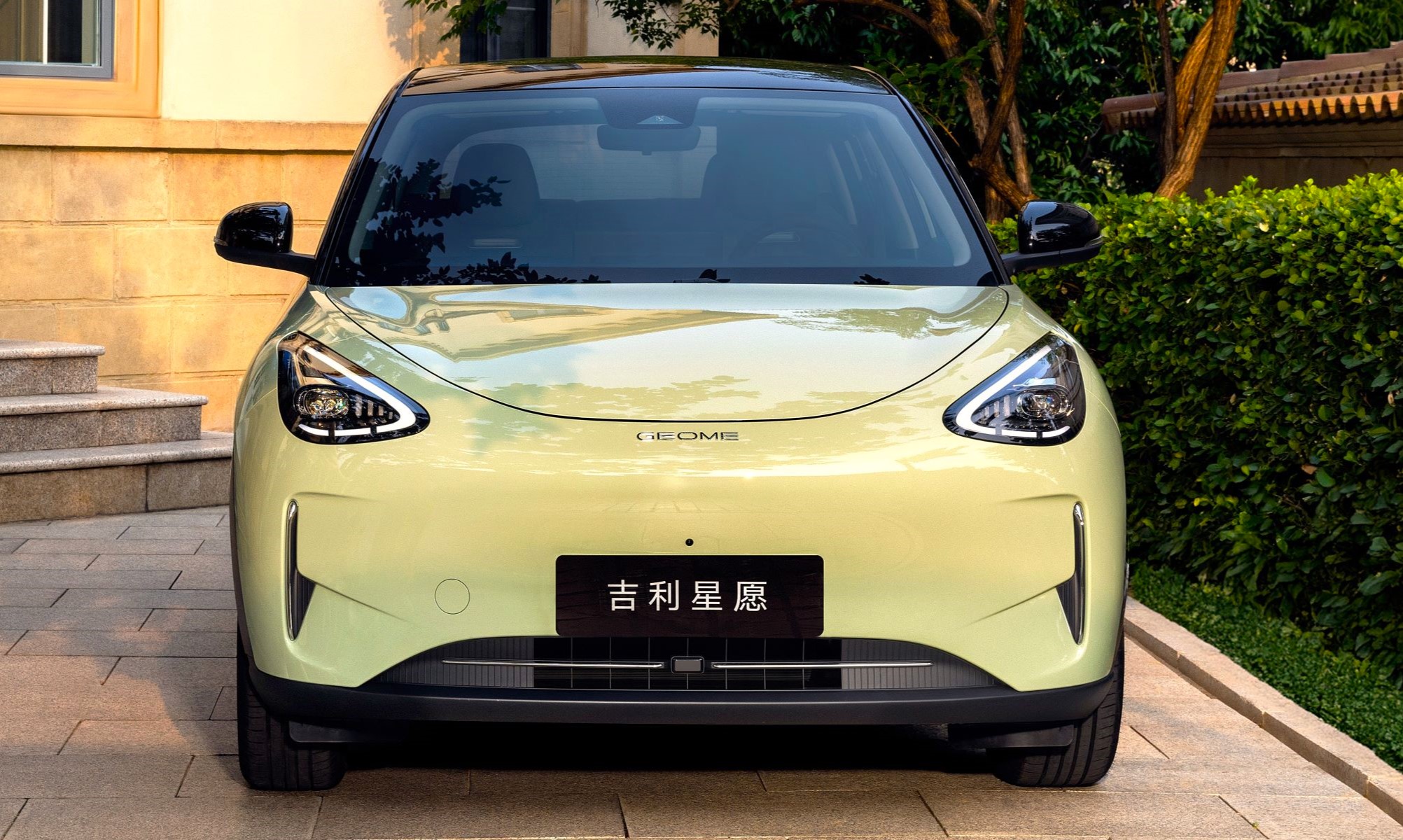 En España se conocerá como Geely E2; es un SUV eléctrico de 410 km de autonomía y con hasta 440 L de carga, divididos en dos maleteros.
