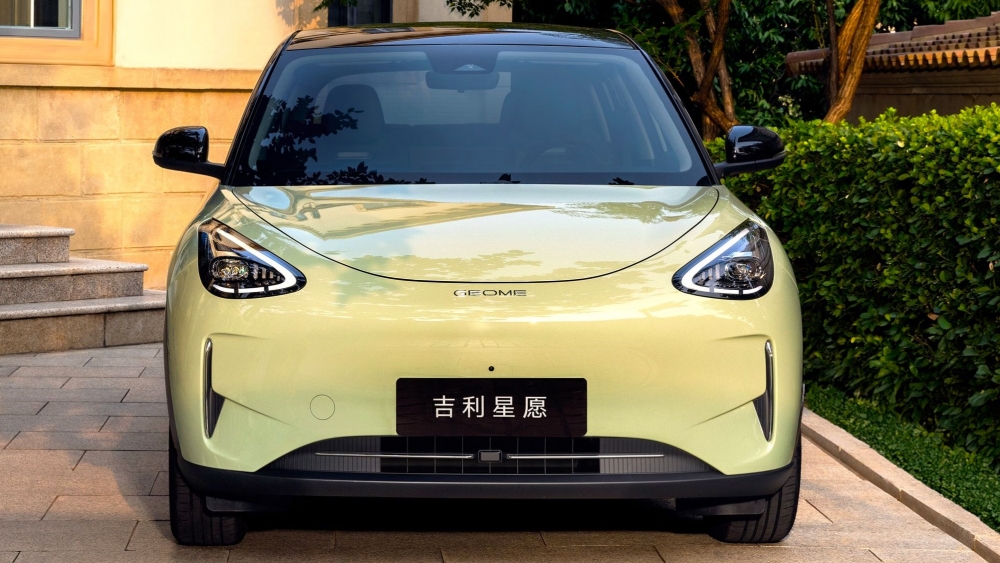 En España se conocerá como Geely E2; es un SUV eléctrico de 410 km de autonomía y con hasta 440 L de carga, divididos en dos maleteros.