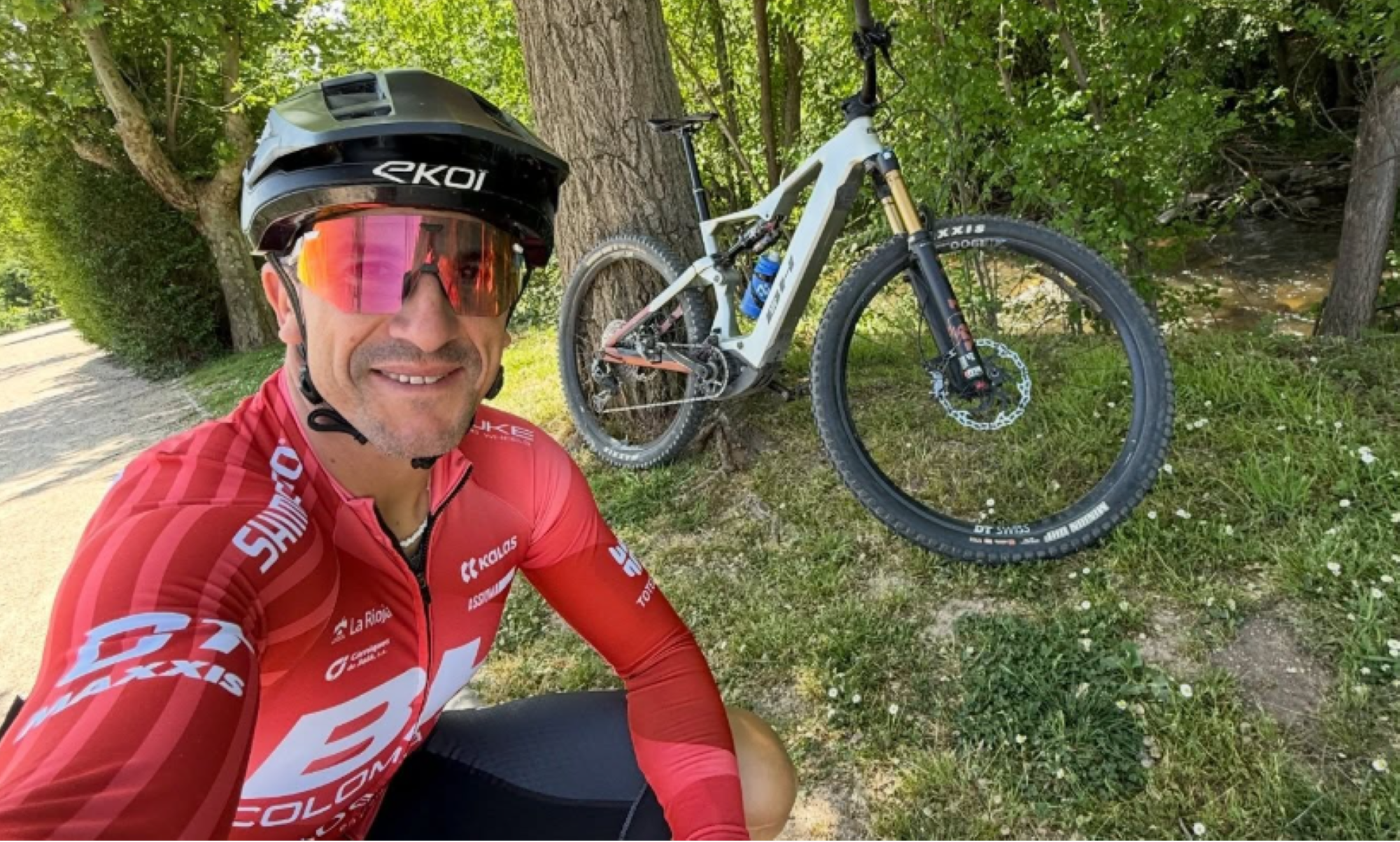Carlos Coloma posando con su bicicleta eléctrica (Foto: Carlos Coloma Instagram).