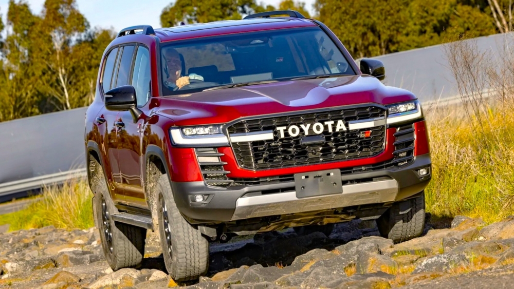 Toyota Land Cruiser 300 Hybrid 464 CV híbridos y 95.000 € mejor 4x4 de Toyota no podrás comprar en España 2